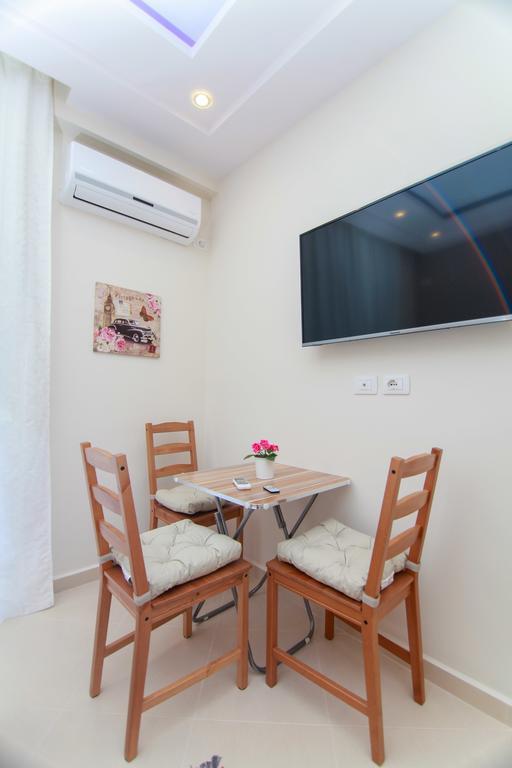 Blue Sea Apartments Sarandë Eksteriør bilde